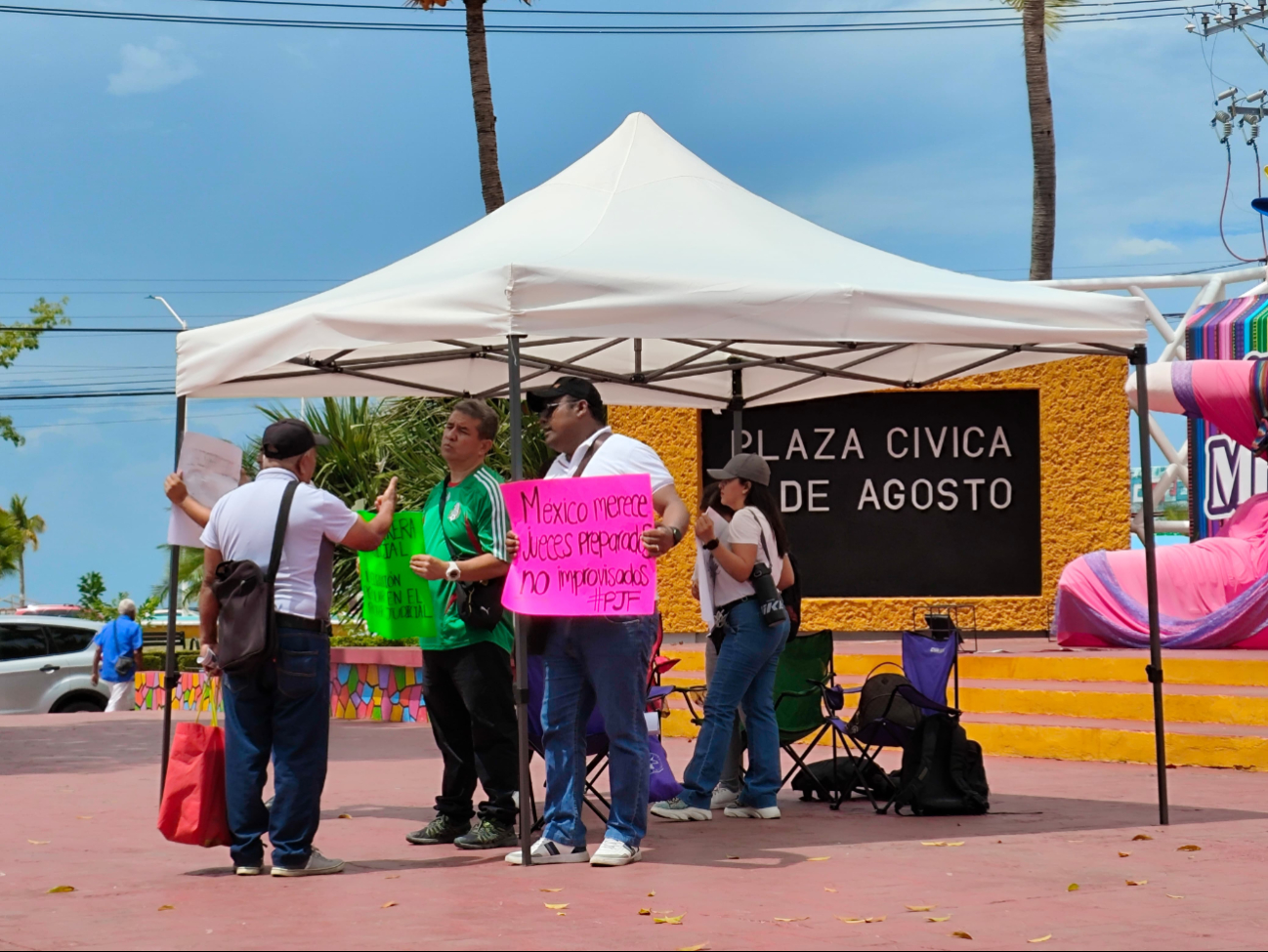 Trabajadores mostraron cartulinas, lo que incomodó a algunas personas que reclamaron que la protesta era injusta