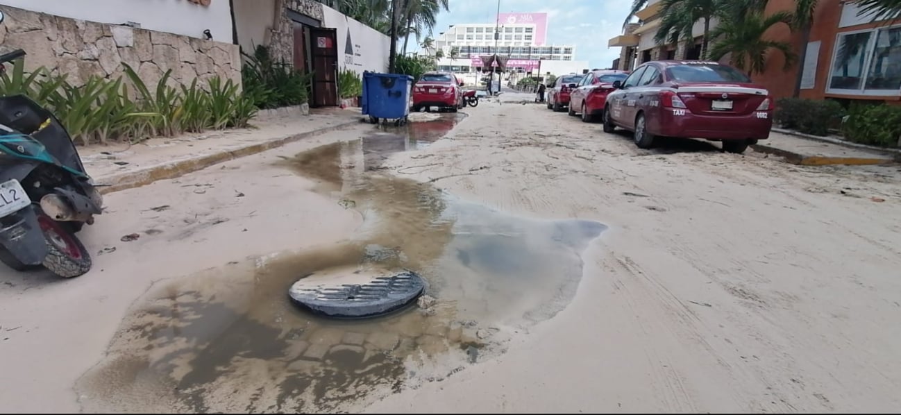 Comuna defiende a Aguakan tras los derrames residuales en Playa Norte en Isla Mujeres