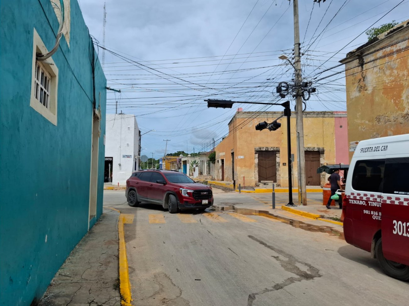 Critican semáforos en Hecelchakán, "están chaparros", aseguran