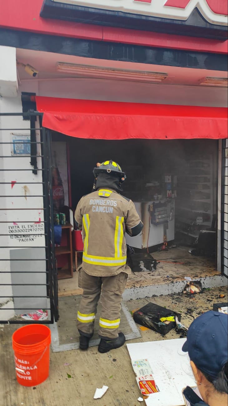 Corto circuito provoca el incendio de un “Six” en Cancún