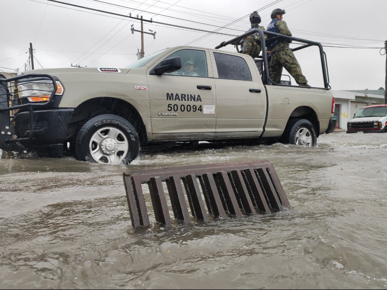 Debido a las inundaciones Ejercito de la Marina apoyo en todo momento