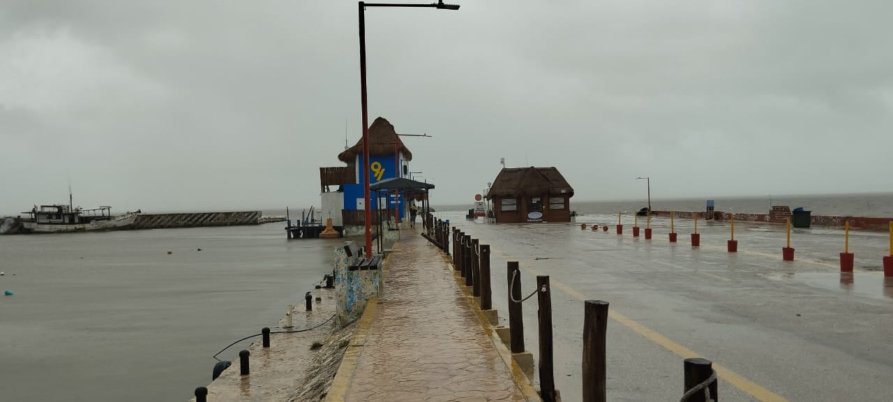 Debido a las inundaciones y oleaje, el suministro a Holbox está siendo afectado