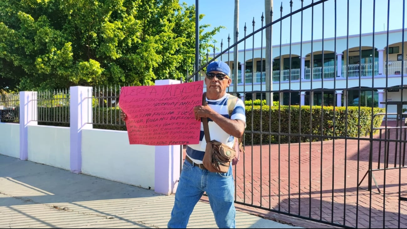 Denuncia corrupción en el proceso judicial, mencionando un soborno a la jueza interina