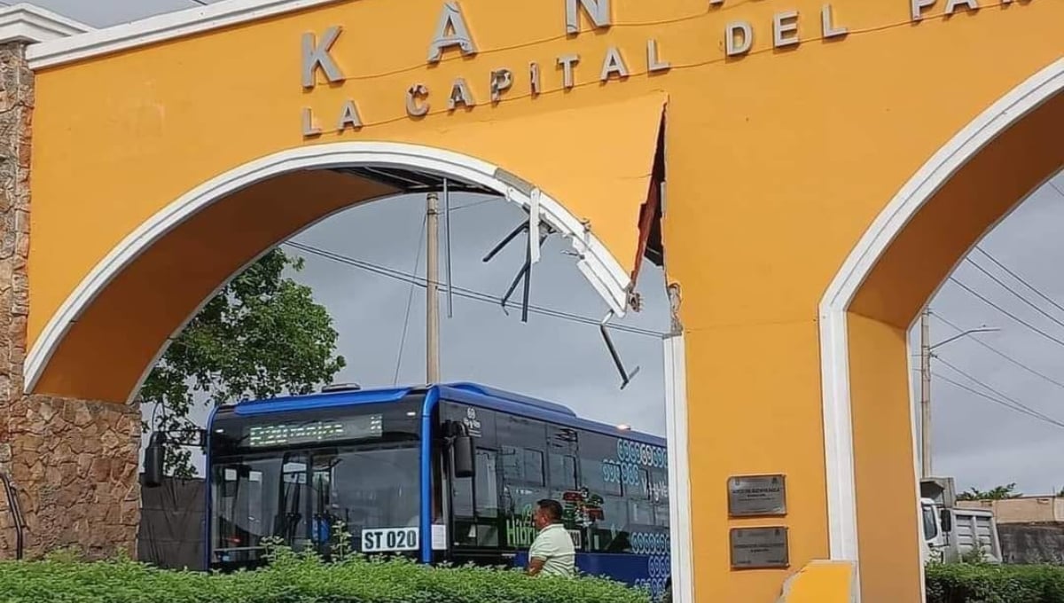 Tráiler casi derriba el arco de Kanasín que costó más de un millón de pesos: VIDEO 