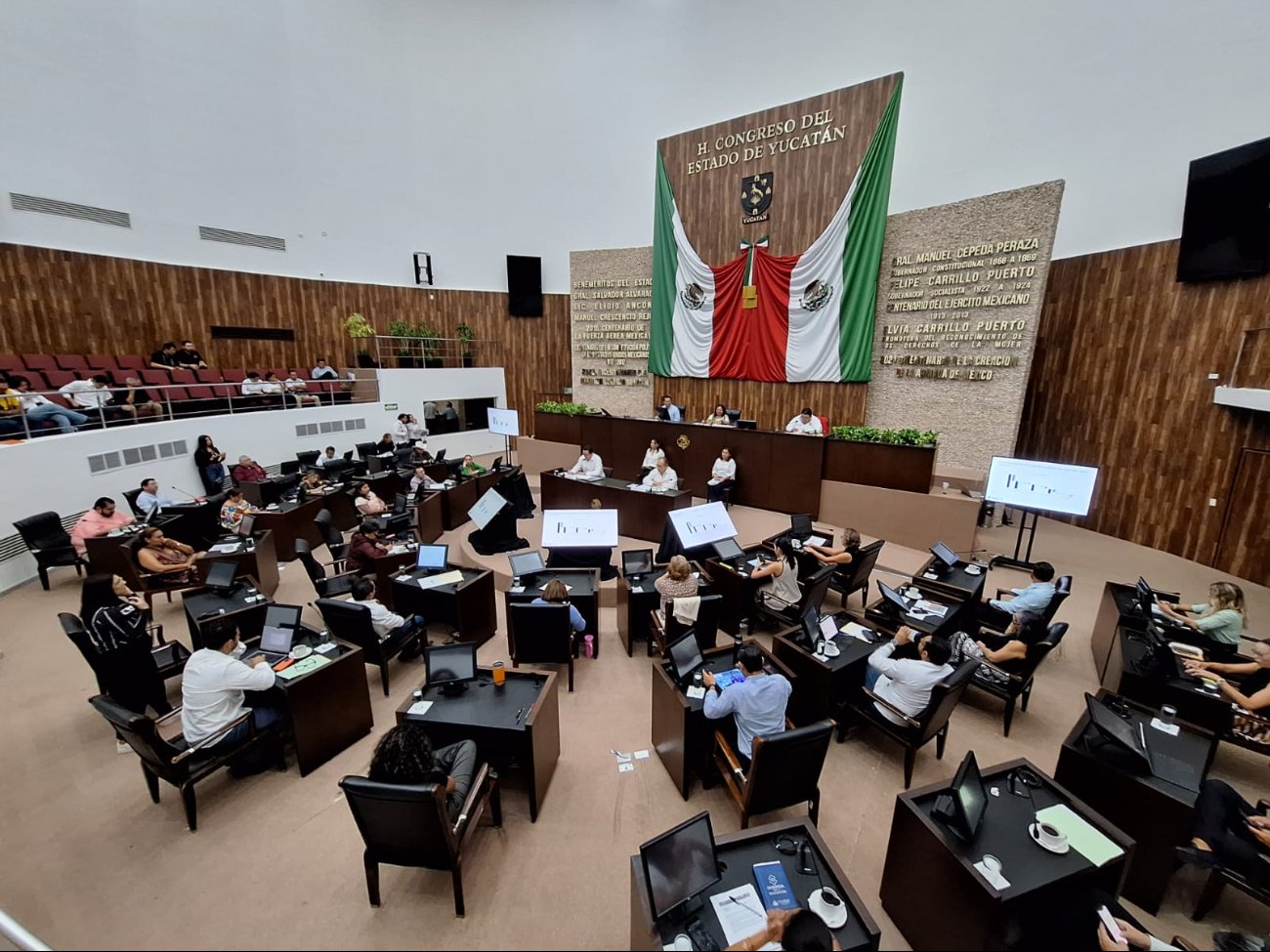 Congreso de Yucatán pide justicia por los 43 normalistas de Ayotzinapa