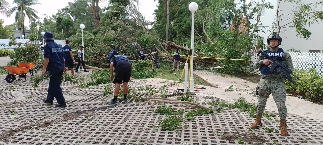 En Acapulco, el Plan Marina está en Fase de Auxilio, con brigadas desplegadas para limpiar las calles