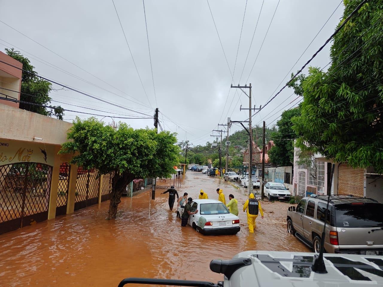 En Quintana Roo, el Plan Marina en Fase de Recuperación asiste a la población tras el huracán Helene