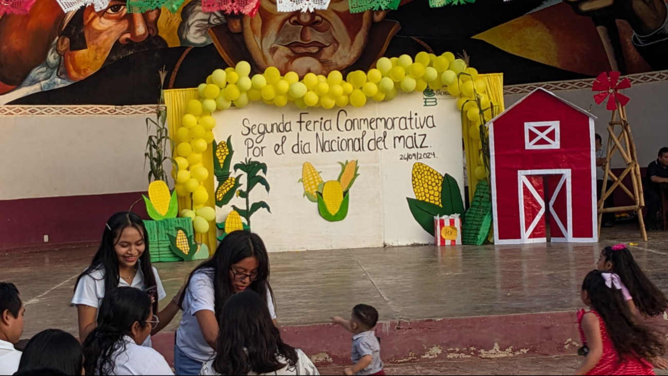 Estudiantes exponen más de 400 productos elaborados con maíz en la Segunda Feria Conmemorativa por el Día Nacional del Maíz.