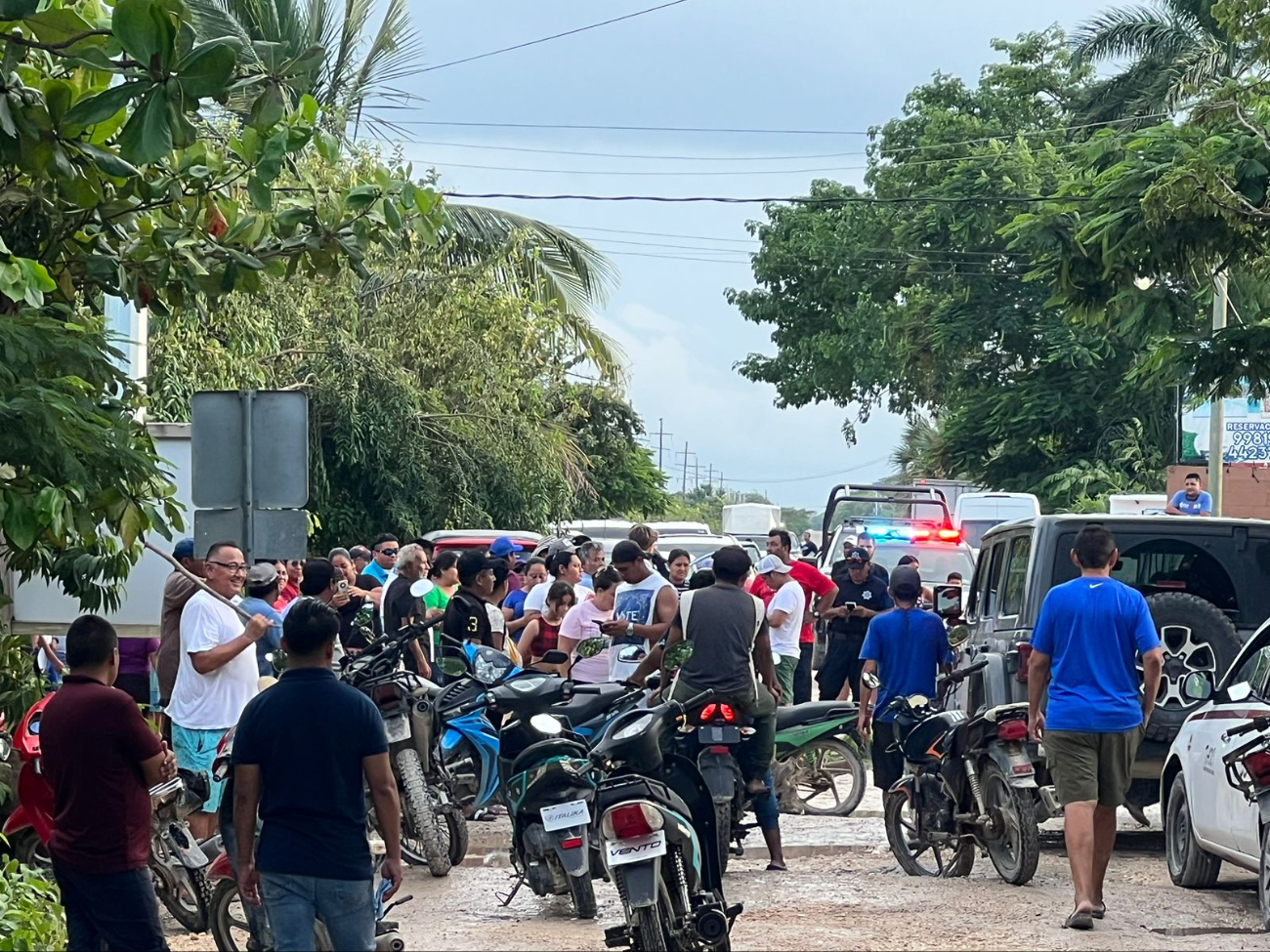 Pobladores de Chiquilá bloquean el acceso al puerto por pésimas condiciones viales tras el huracán Helene