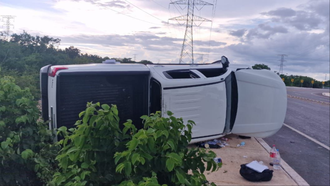 Conductor vuelca su camioneta en Cancún