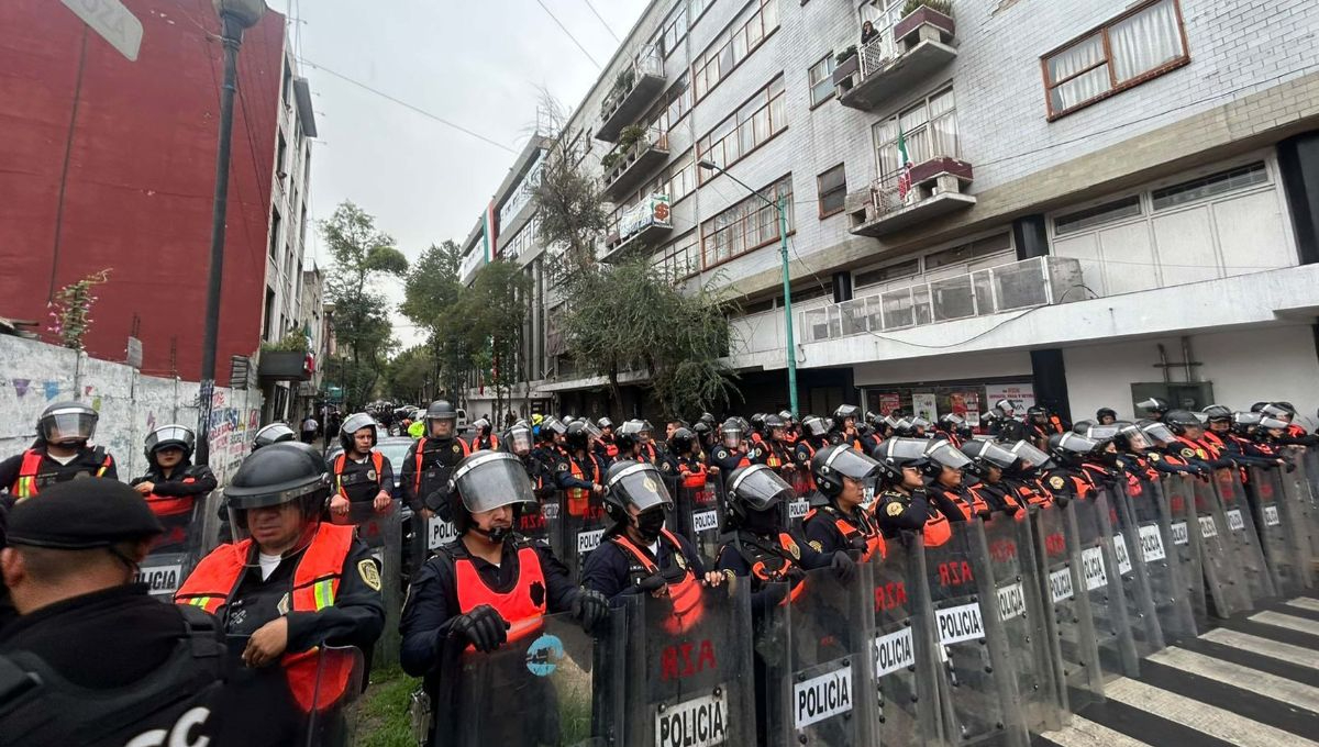 La policia de la CDMX resguarda las inatlaciones del Sindicato de Pemex, tras riña entre dos facciones