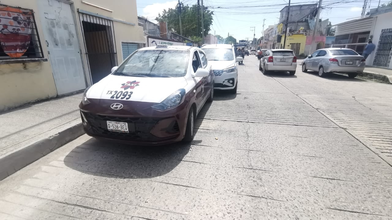 Los tres vehículos permanecieron en el carril de circulación, causando afectaciones al tráfico