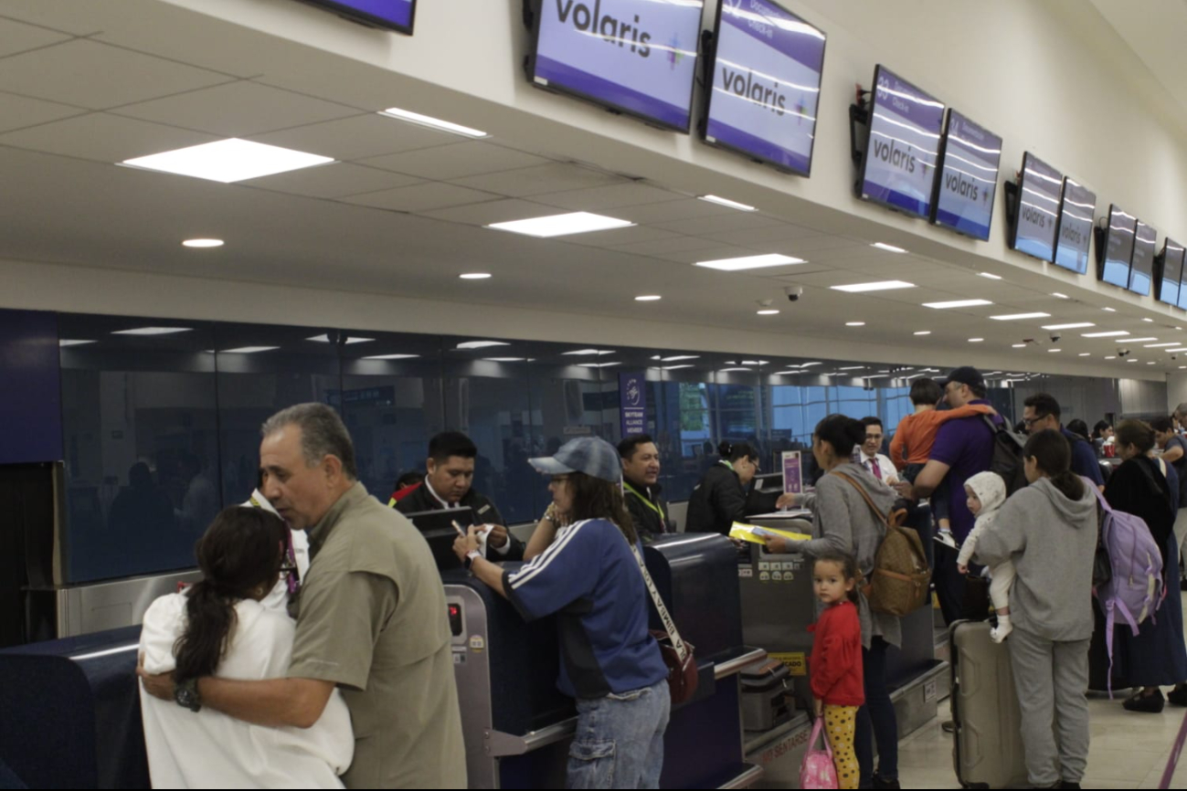 Pasajeros esperan a abordar sus vuelos en el aeropuerto de Mérida