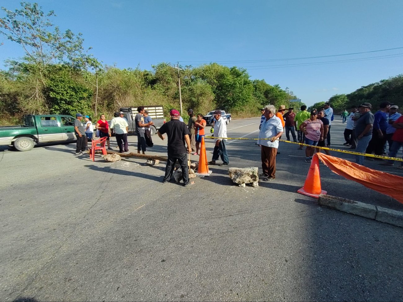 Por apagones, vecinos de Felipe Carrillo Puerto bloquean carretera como forma de protesta