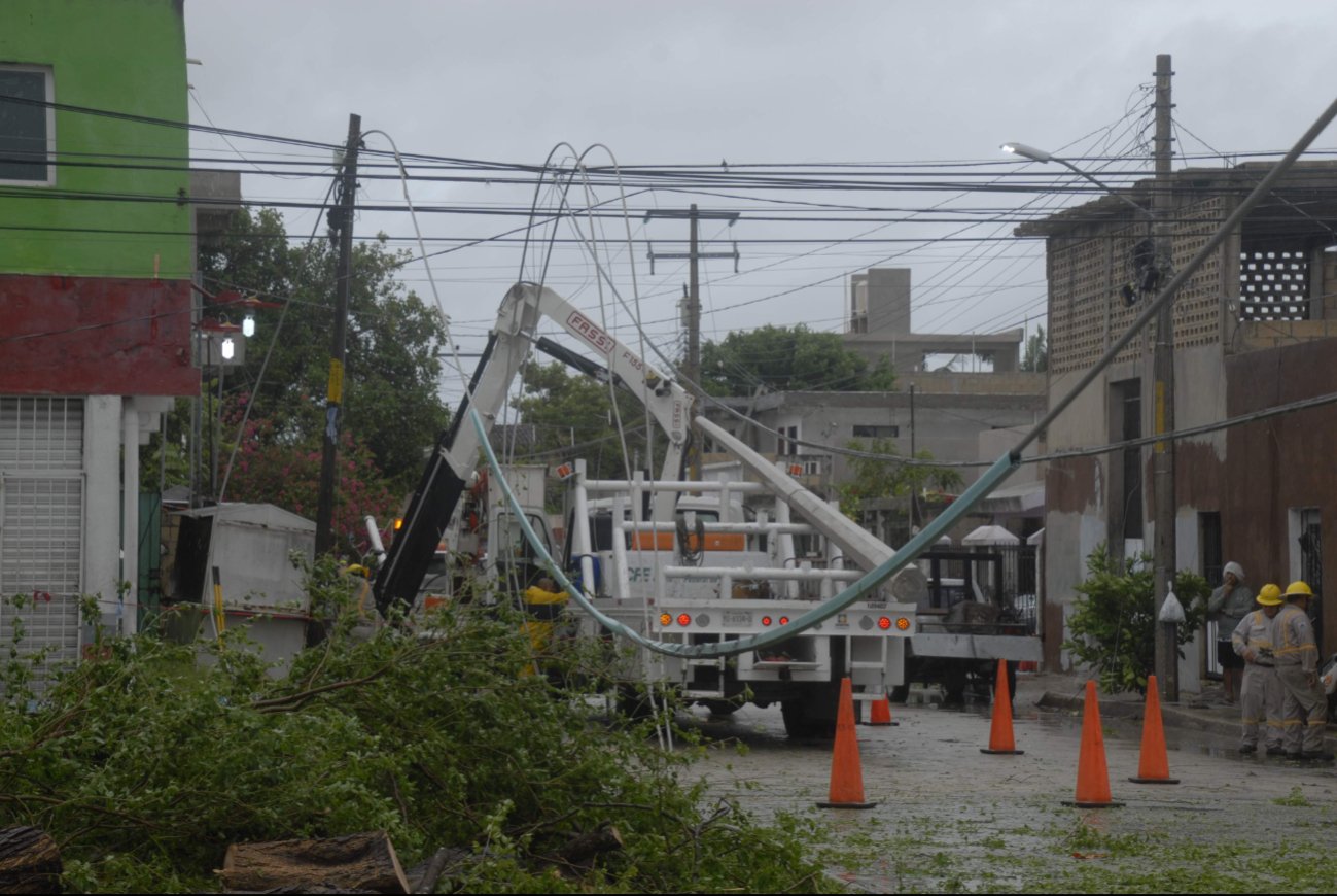 Ramas de árboles  y cables afectaron varias calles de Cancún