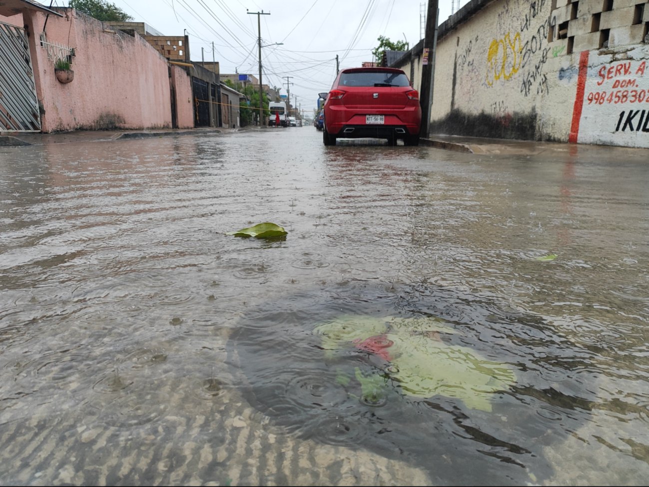 Se registraron varios encharcamientos que impidieron el paso de coches y personas