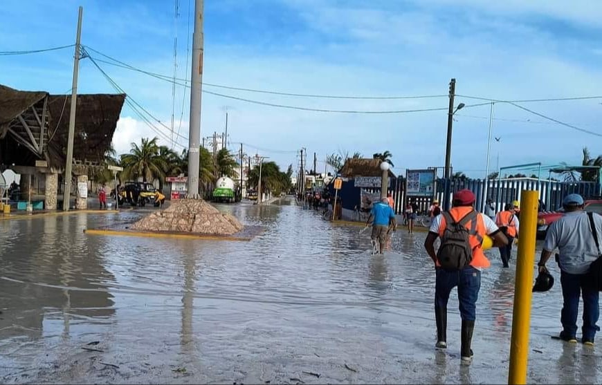 Suspenden suministro de agua potable en Holbox debido a daños causados por el huracán “Helene”