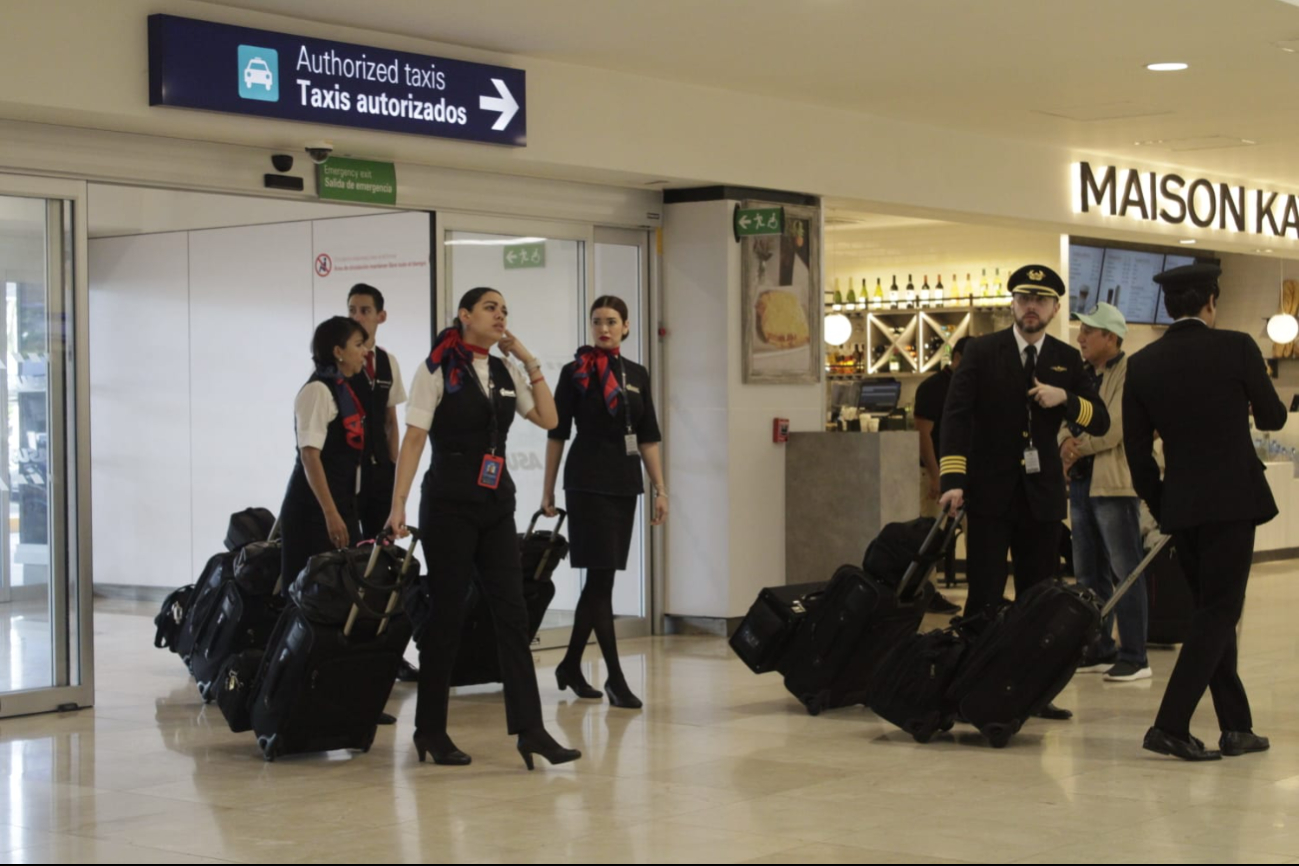 Tripulación arriba al aeropuerto de Mérida