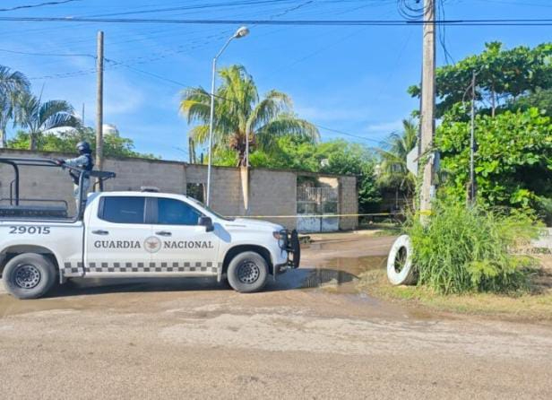 Acompañados por elementos caninos, oficiales cumplen una orden judicial en el fracc. Los Olivos