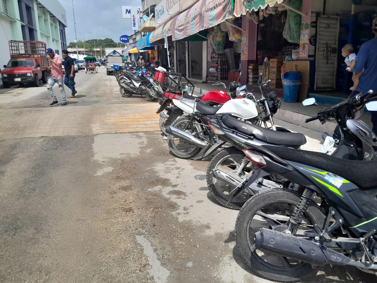 Roban motocicleta  estacionada en el mercado de Escárcega