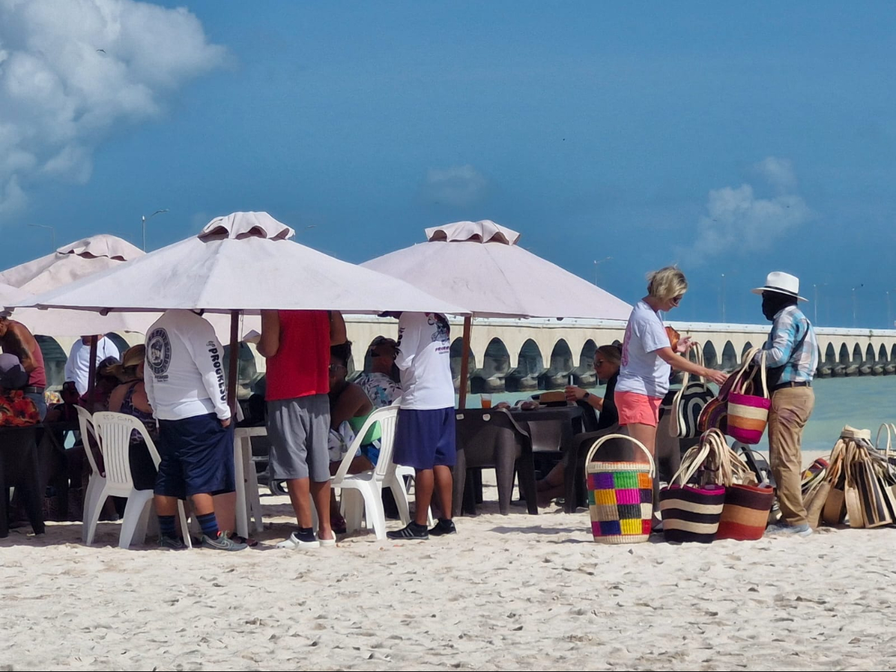 Turistas del crucero ‘Breeze’ reviven la economía en Progreso