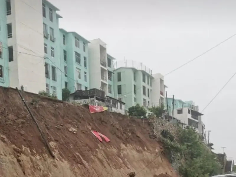 El colapso del muro en Infonavit Alta Progreso amenaza cinco edificios y fuerza la evacuación de más de 300 personas.