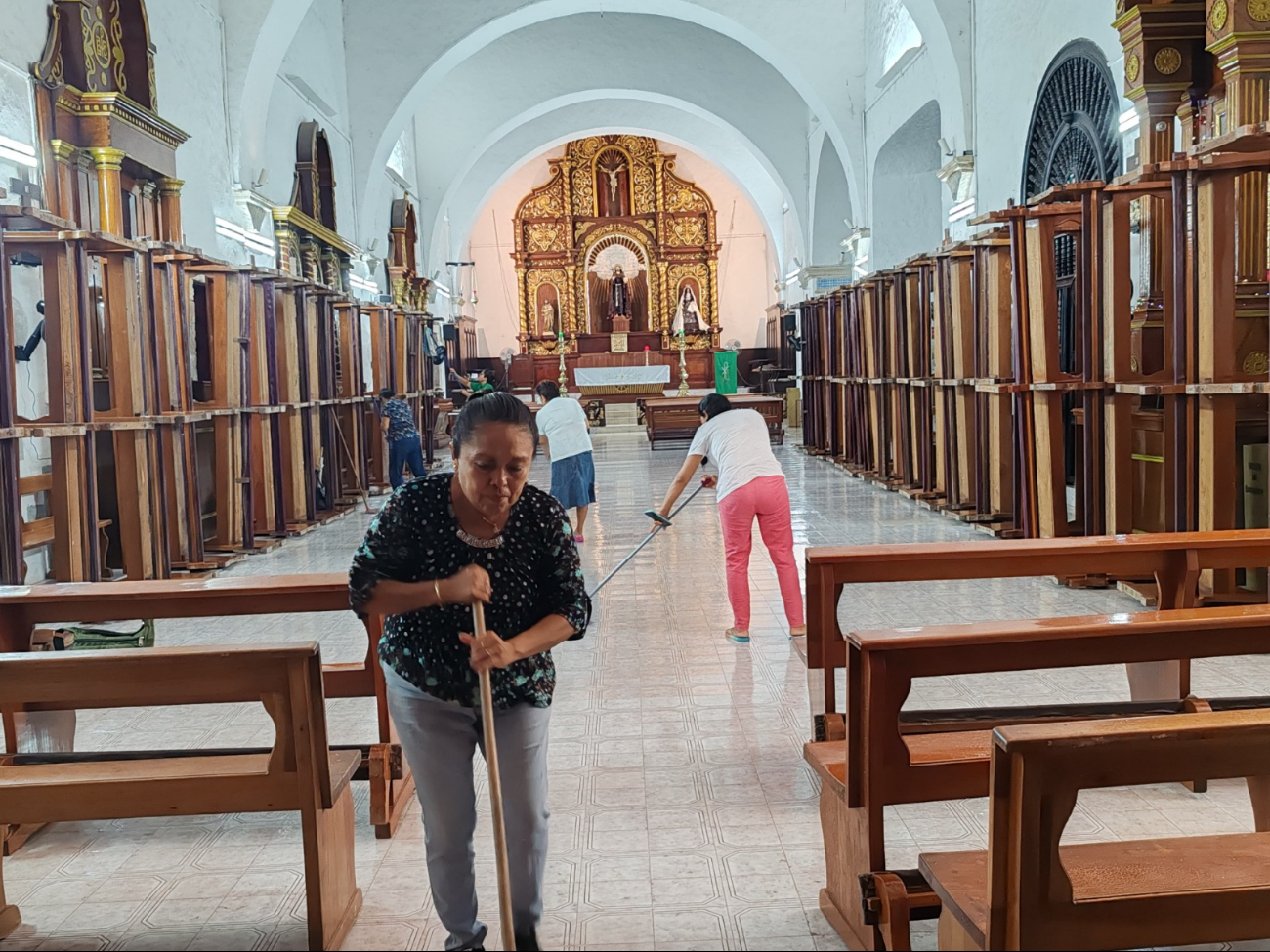 Feligreses y colaboradores decoran y limpian la Iglesia de San Francisco de Asís.