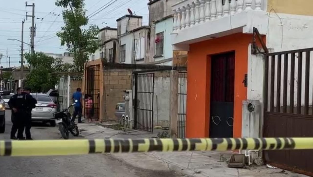 La víctima fue agredida a balazos al llegar a su domicilio en la Región 216 de Cancún.