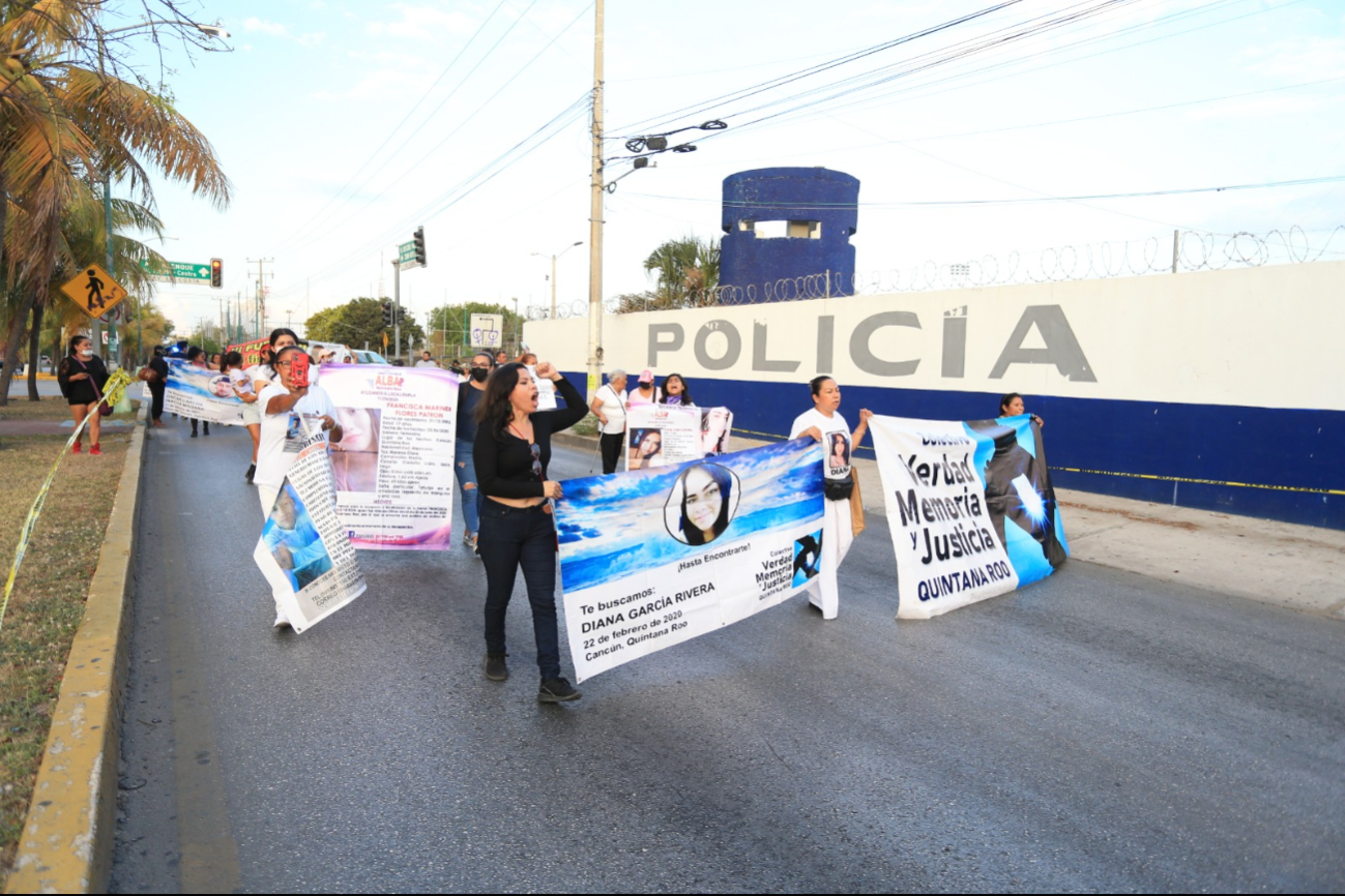 Los integrantes de colectivos se sostienen unos a otros durante las búsquedas.