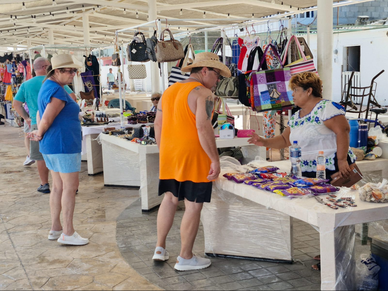 Los paseantes se llevaron recuerditos locales de la zona de artesanías.