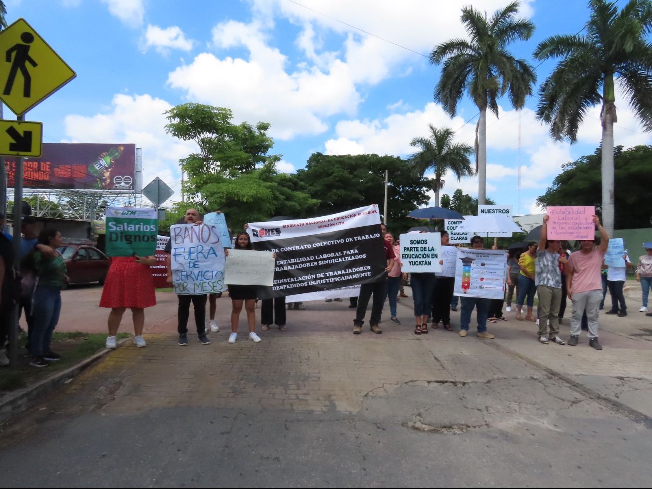 Maestros de la UTM en Mérida inician paro de brazos caídos