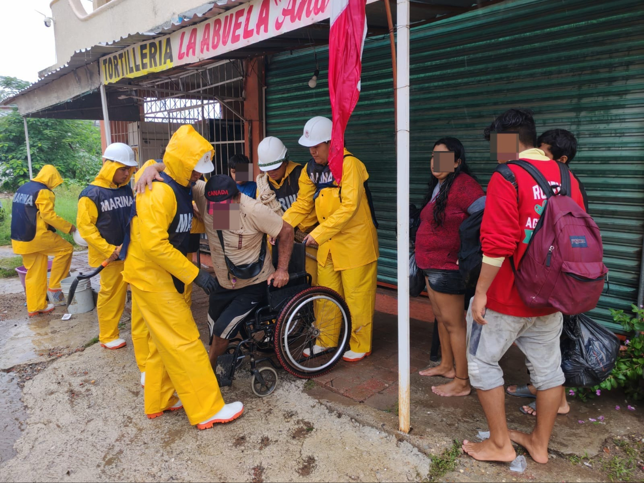 Marina rescata a tres menores en Guerrero afectados por el huracán.