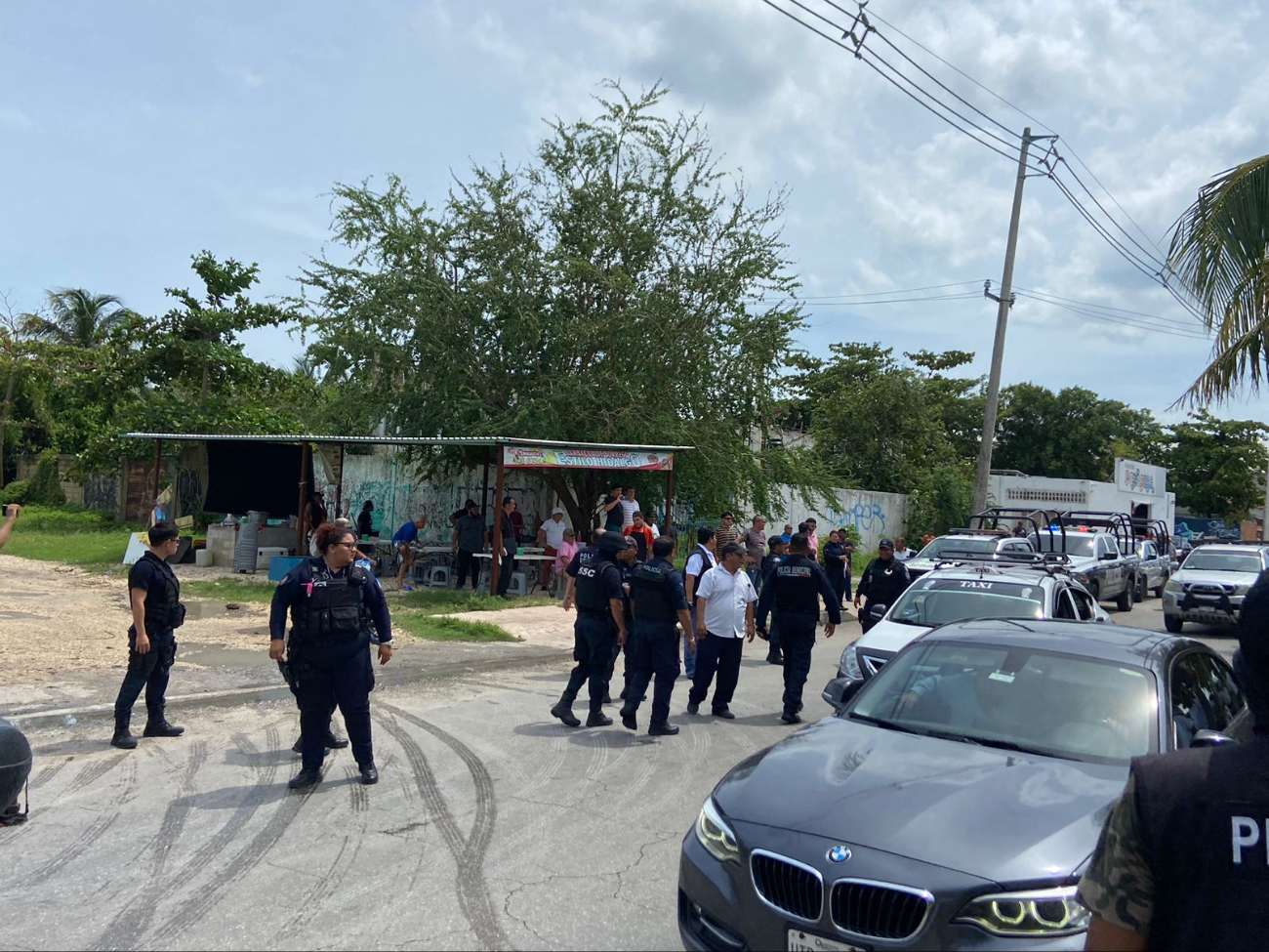 Sindicato de taxistas y Uber inician riña en la avenida Bonampak en Cancún