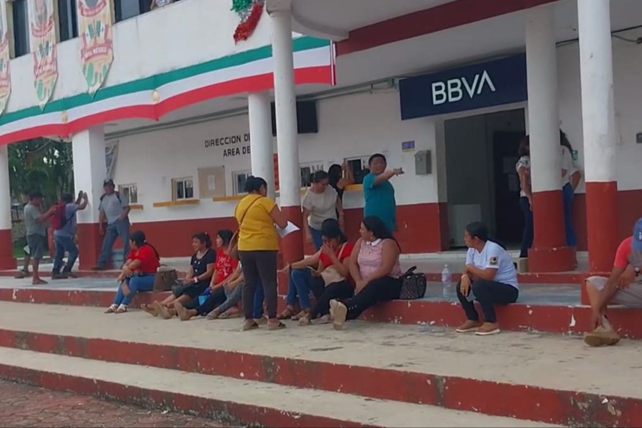 Trabajadores sindicalizados al servicio del ayuntamiento piden su pago antes del cambio de administración