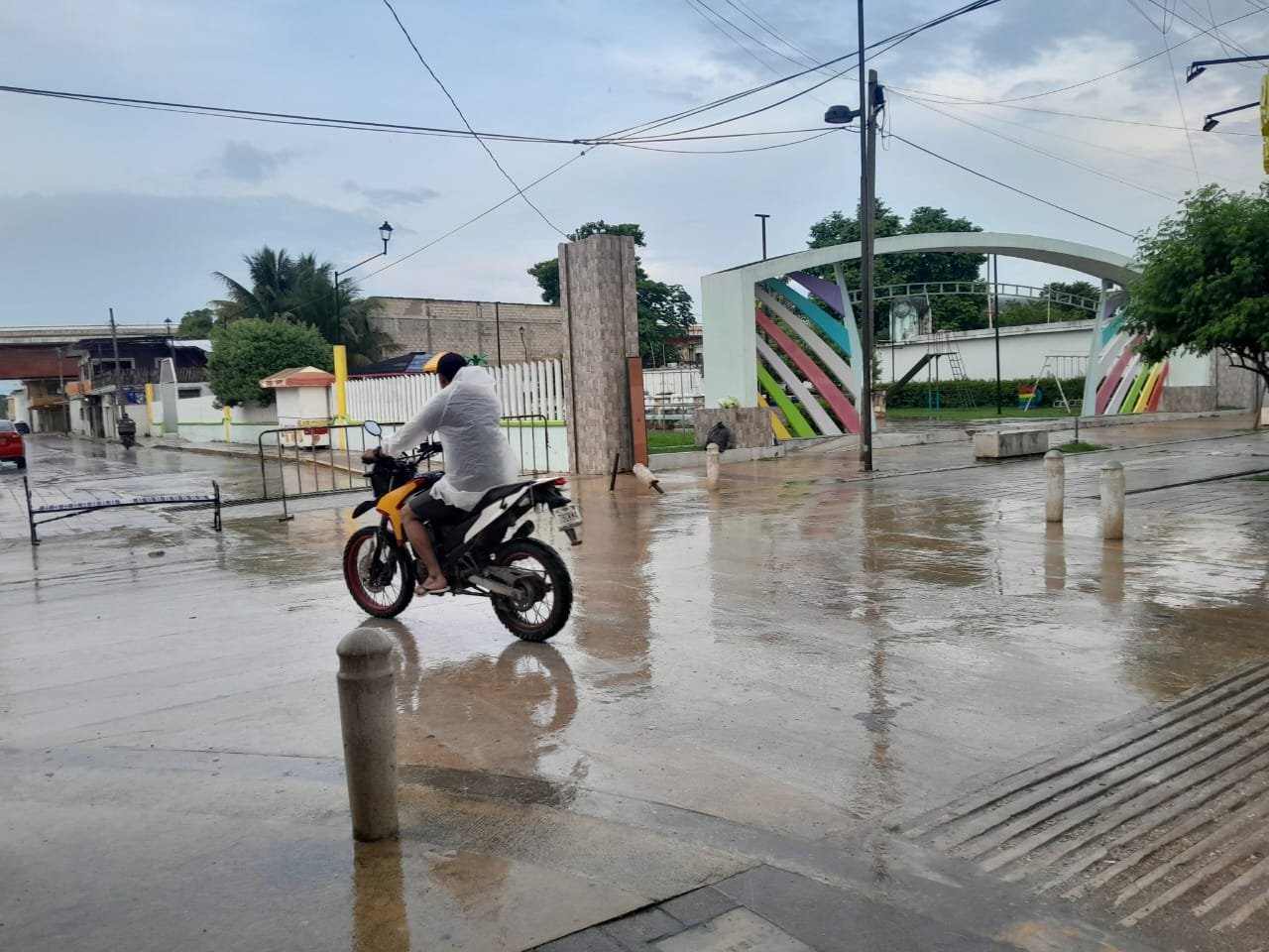 Remanentes del huracán John sorprende en Escárcega con pertinaz lluvia