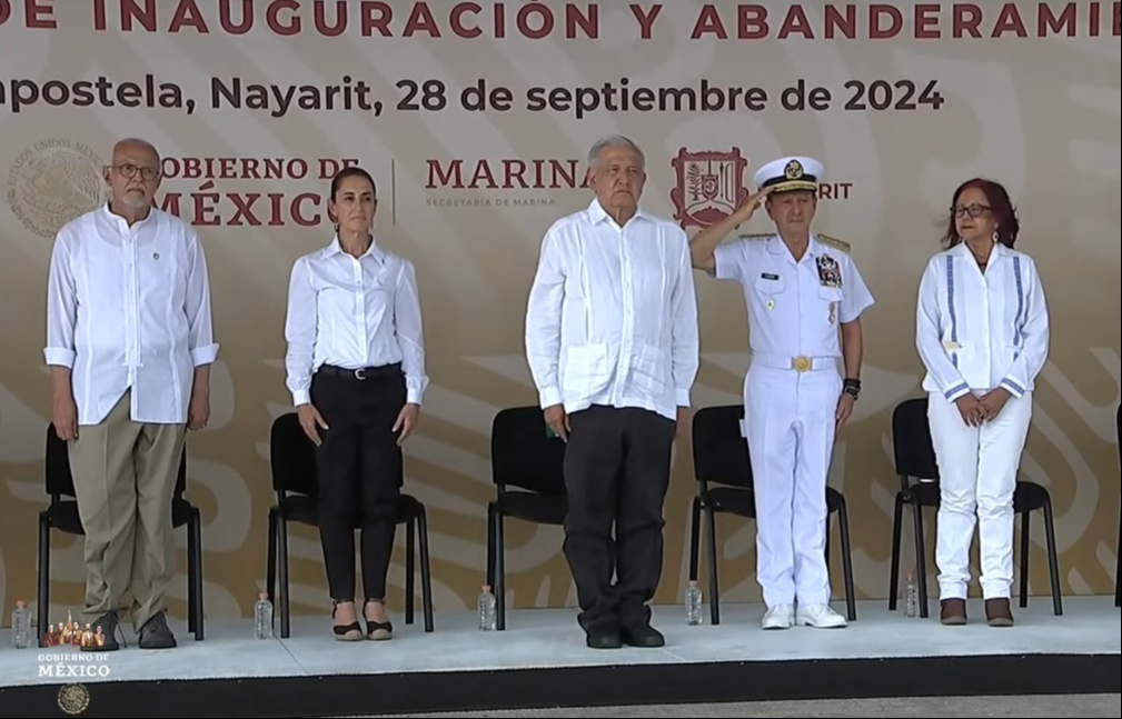 Andrés Manuel López Obrador, presidente de México (centro)