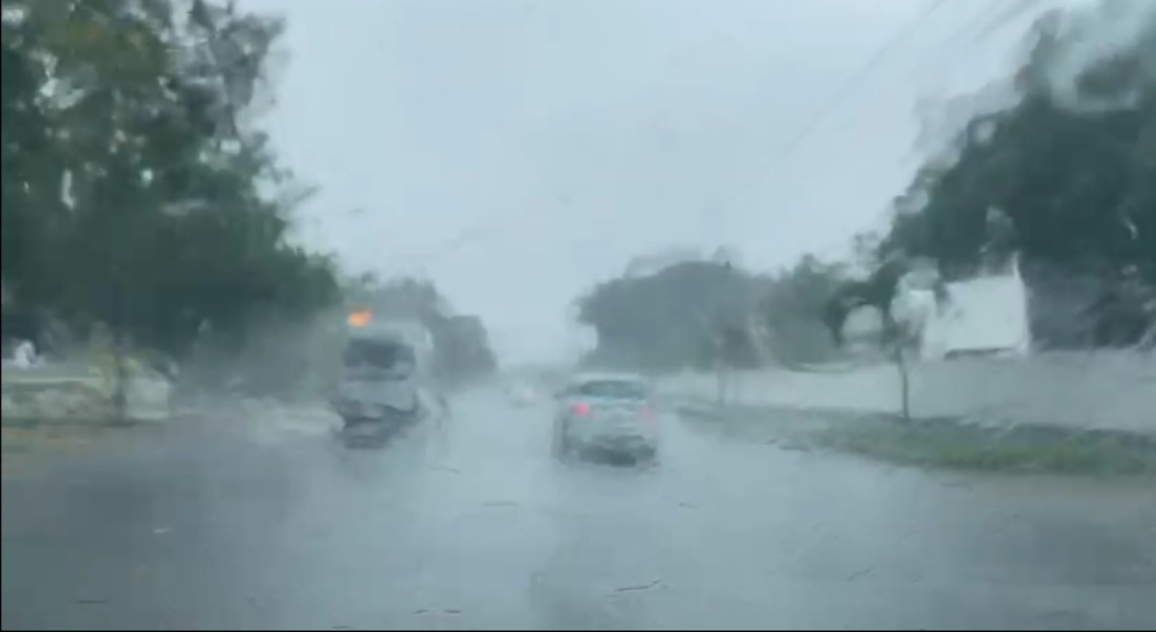 Cancún inicia la mañana con fuertes lluvias e inundaciones