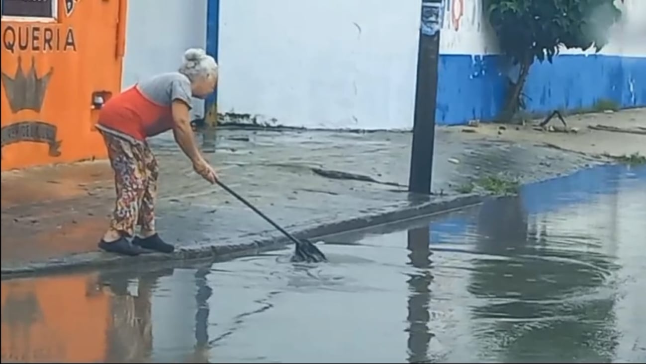 Debido a los deshechos acumulados en las coladeras, las inundaciones suelen ser muy comunes