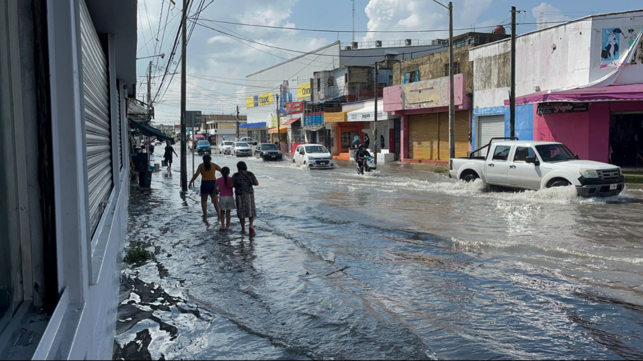 El agua logró rebasar las banquetas del "Crucero"