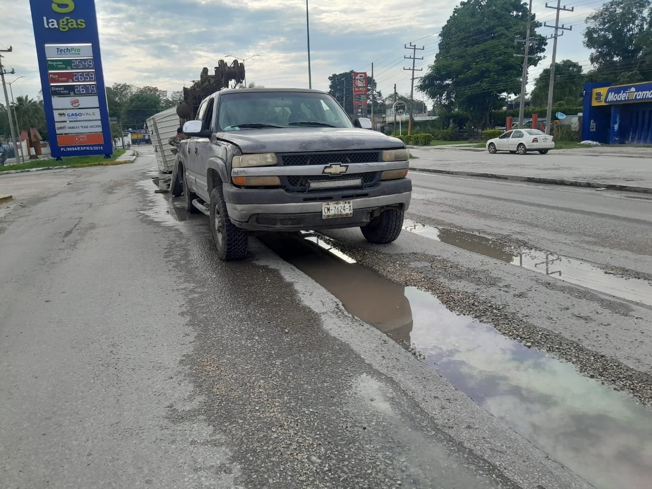 El mecánico reemplazó el ring y los ocupantes pudieron continuar su camino hacia Champotón