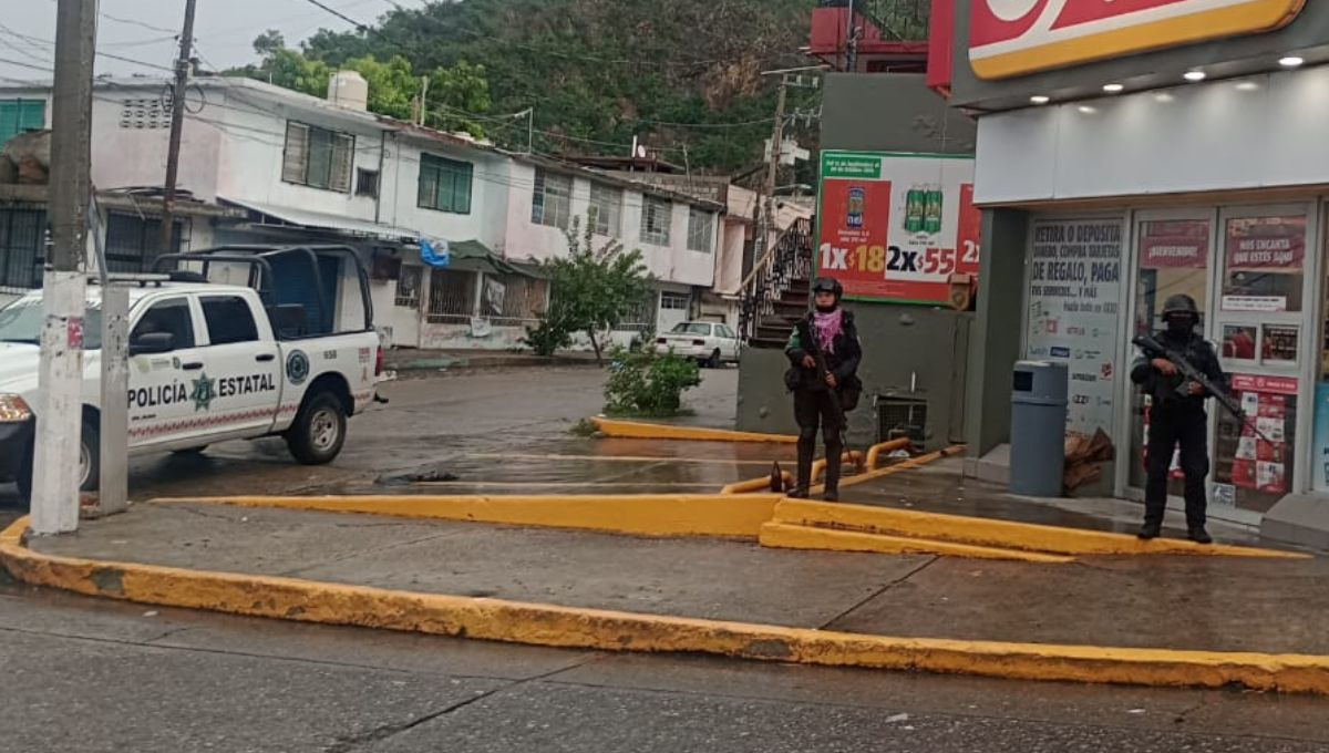 Elementos de fuerzas estatales resguardan tiendas de conveniencia en Acapulco ,para evitar la rapiña