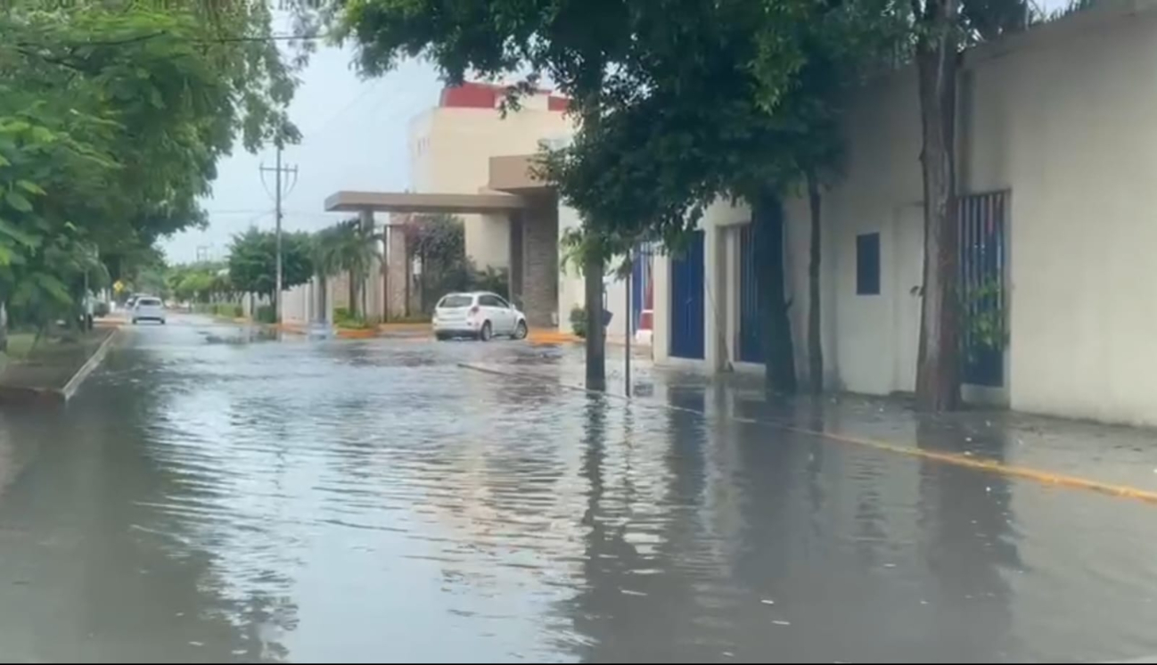 Encharcamiento sobre avenida Chichén Itzá, casi con la intersección con Andrés Quintana Roo