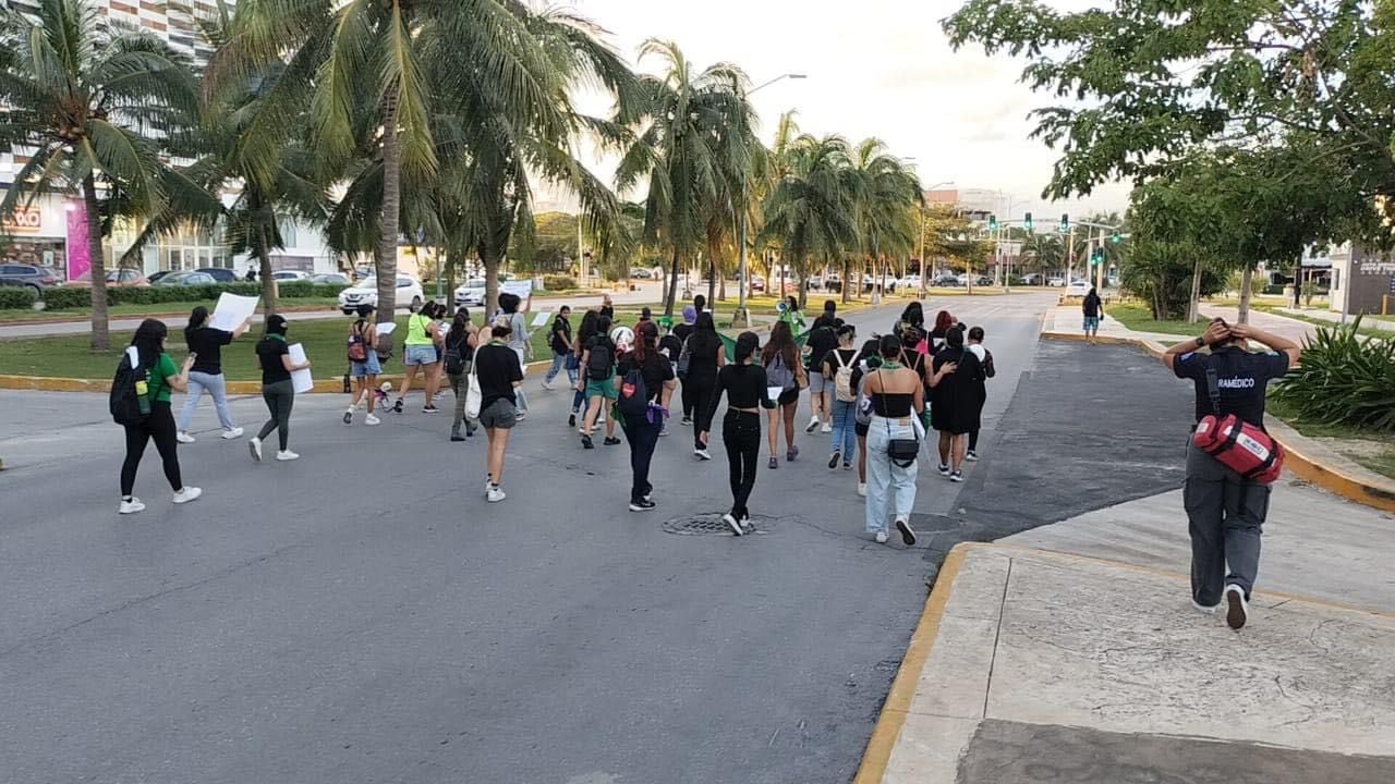 Feministas marchan en Cancún por la despenalización del aborto / Leonardo Chacón