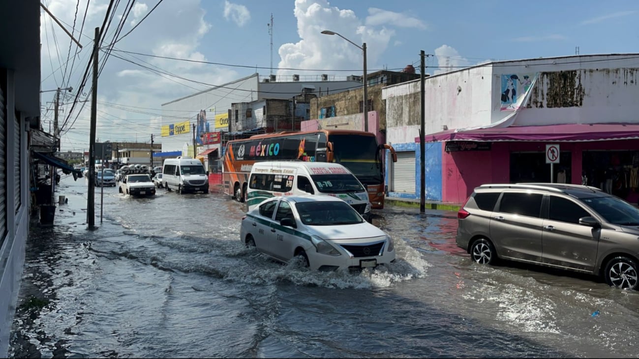 Intensas lluvias causan inundaciones en diversas avenidas de Cancún