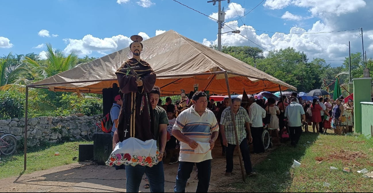 La comida se ofrece primero a San Francisco de Asís antes de ser compartida con los devotos