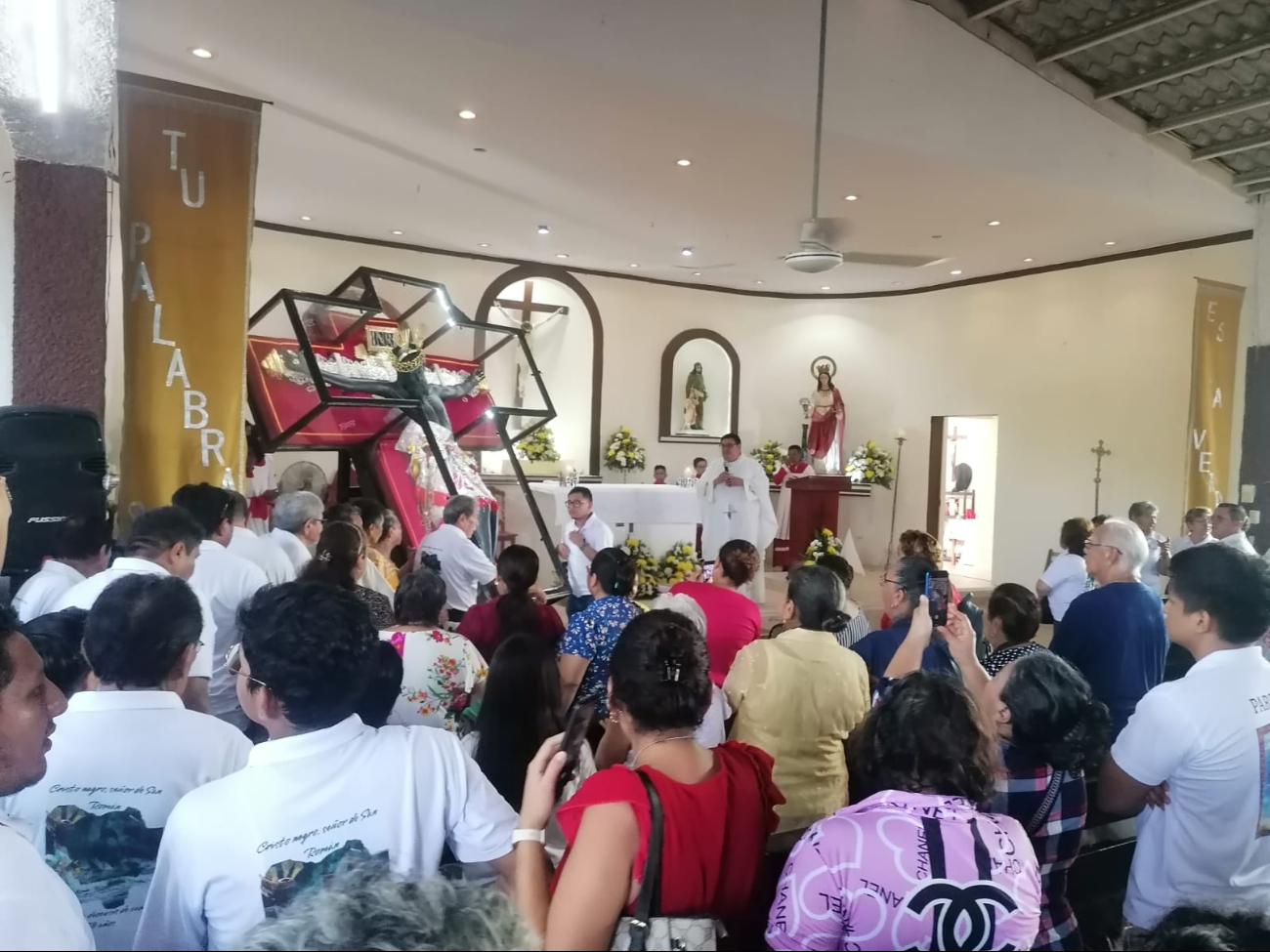 La escultura del Cristo Negro Señor de San Román fue recibida con alegría en la iglesia de Santa Bárbara