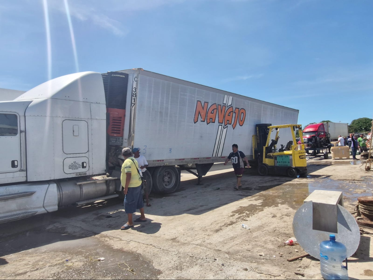 Los trabajadores usaron un montacargas para evitar más daños mientras esperaban una grúa