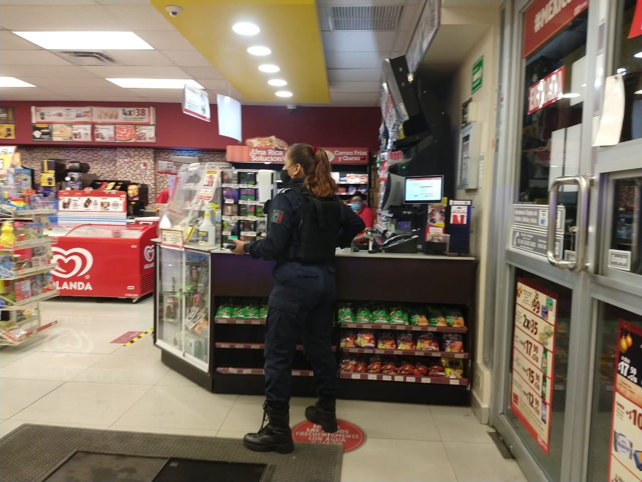 Pareja de ladrones comete robo dentro de un Oxxo en Cancún