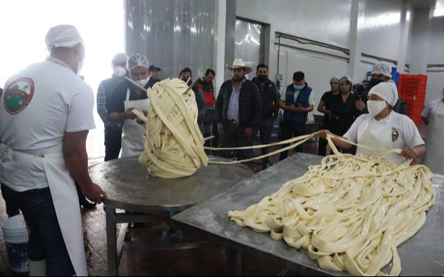 Queseros hidalguenses crean el queso Oaxaca más grande del mundo y rompen récord Guiness