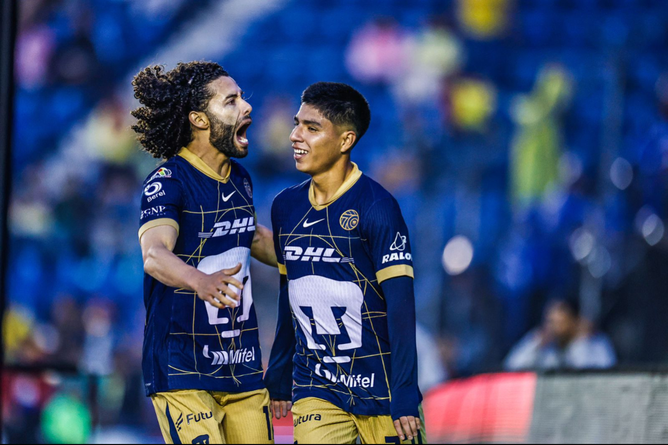 Chino Huerta y Piero Quispe celebrando el gol